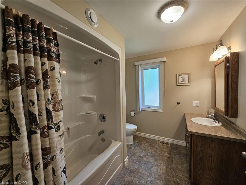 39 Ross Avenue N Property Photo 24