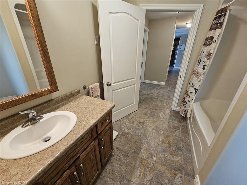 39 Ross Avenue N Property Photo 25
