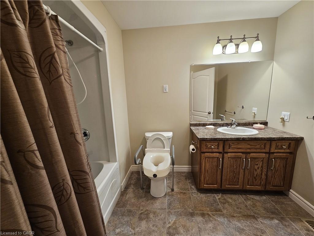 39 Ross Avenue N Property Photo 32