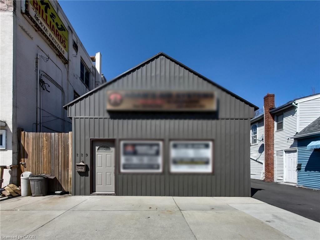 229 Parkdale Avenue N Property Photo 1