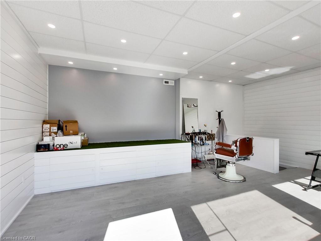 229 Parkdale Avenue N Property Photo 4