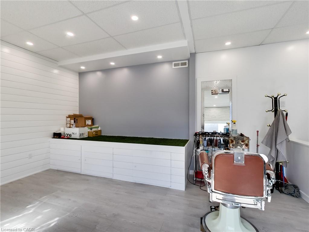 229 Parkdale Avenue N Property Photo 6