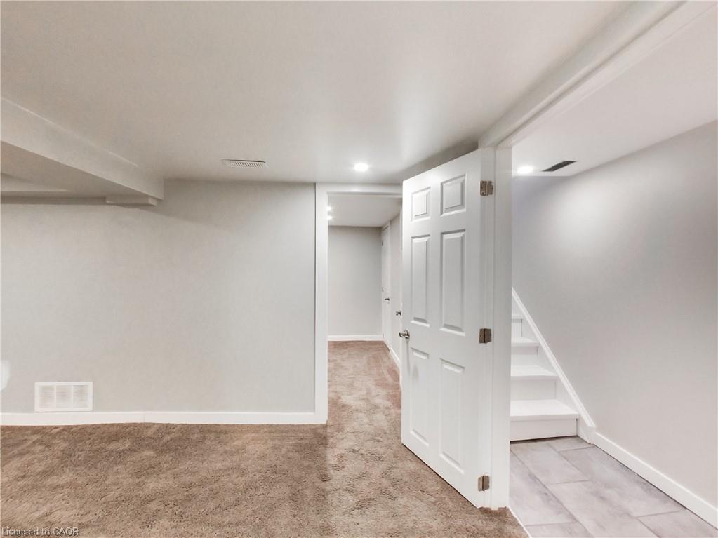 229 Parkdale Avenue N Property Photo 11