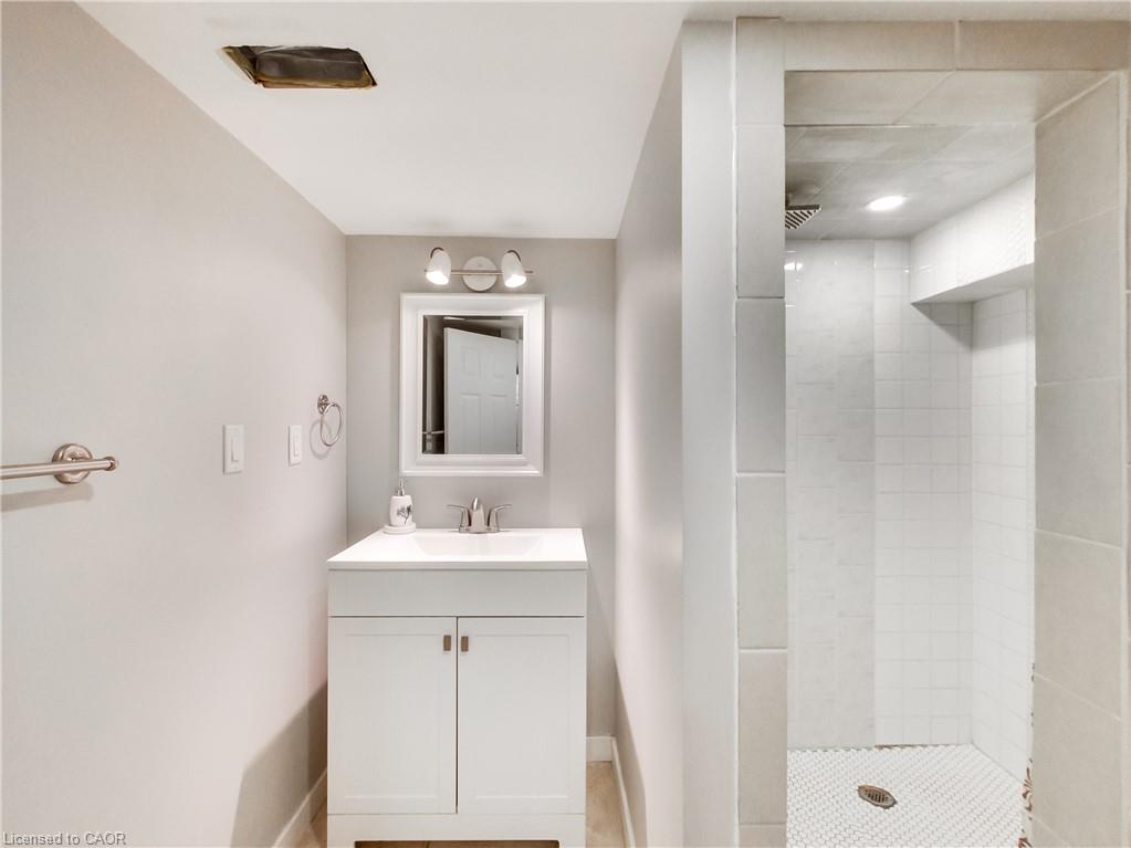 229 Parkdale Avenue N Property Photo 12