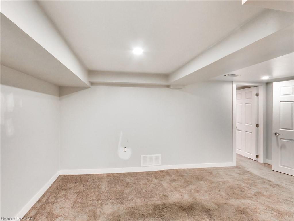 229 Parkdale Avenue N Property Photo 17