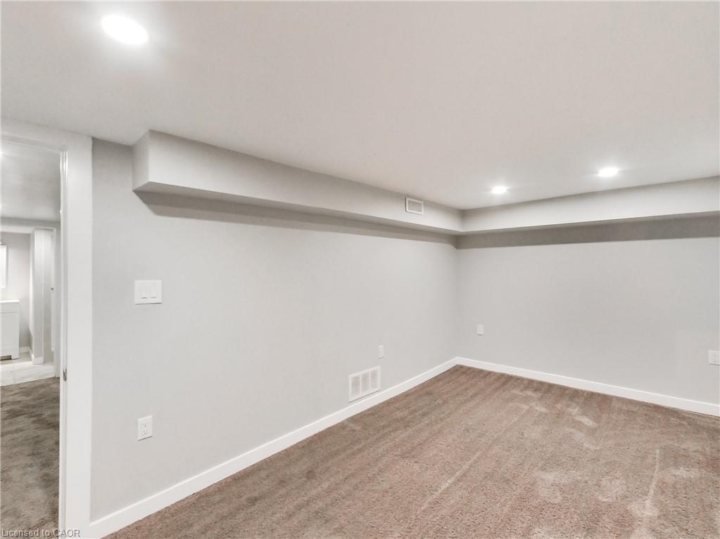 229 Parkdale Avenue N Property Photo 19