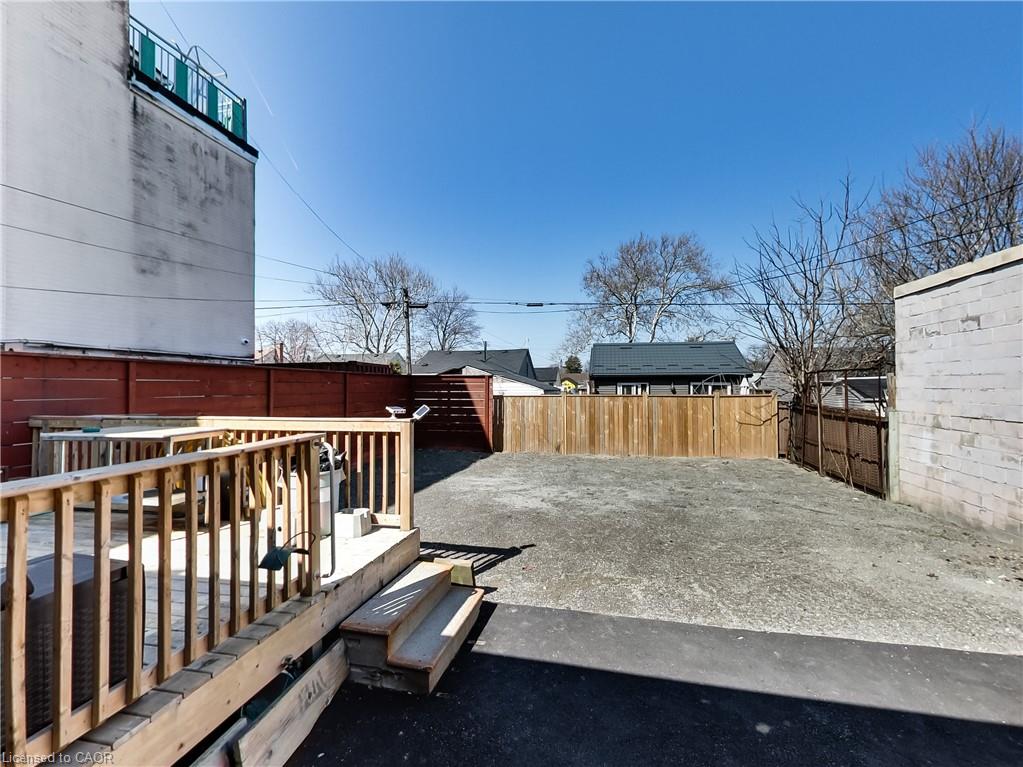 229 Parkdale Avenue N Property Photo 20