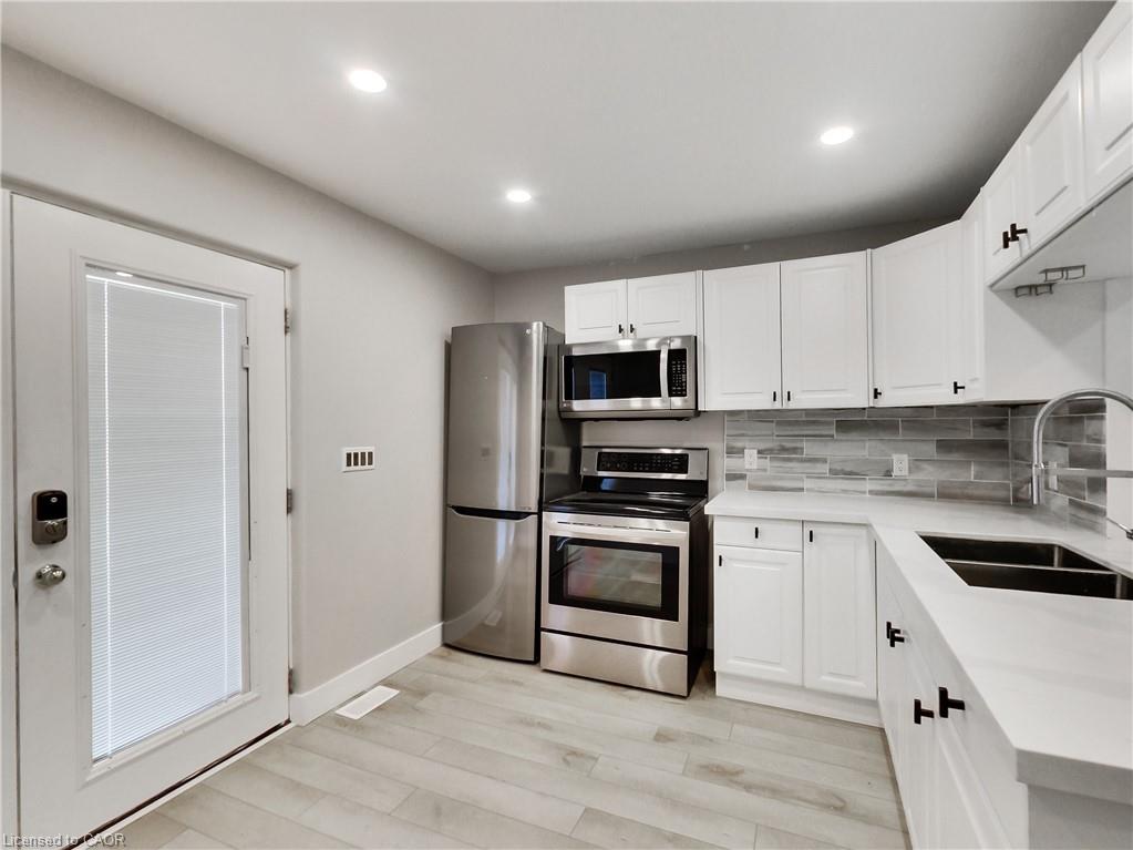229 Parkdale Avenue N Property Photo 32