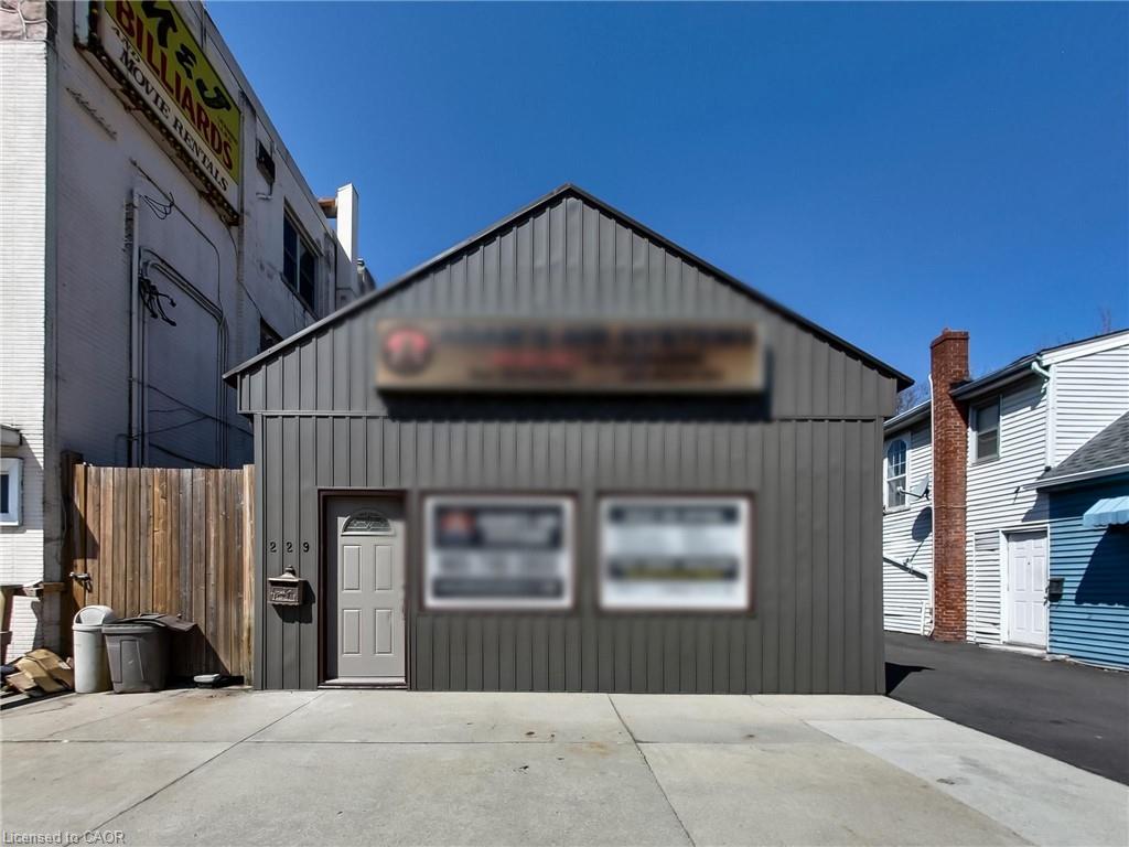 229 Parkdale Avenue N Property Photo 1