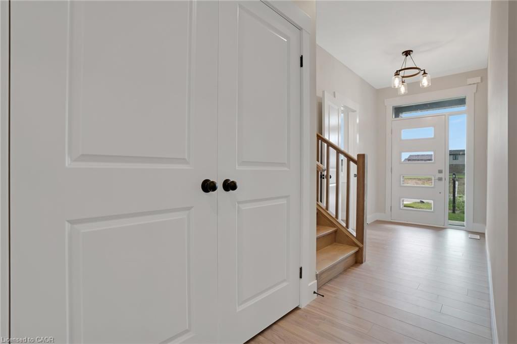 24 Moon Crescent Property Photo 6