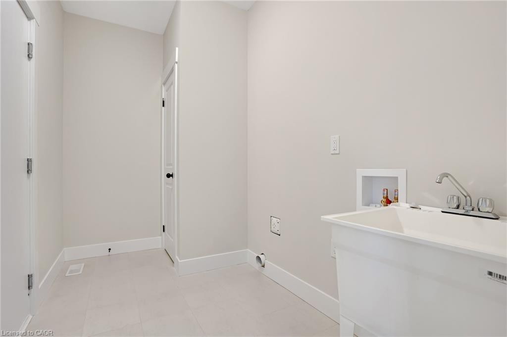 24 Moon Crescent Property Photo 8