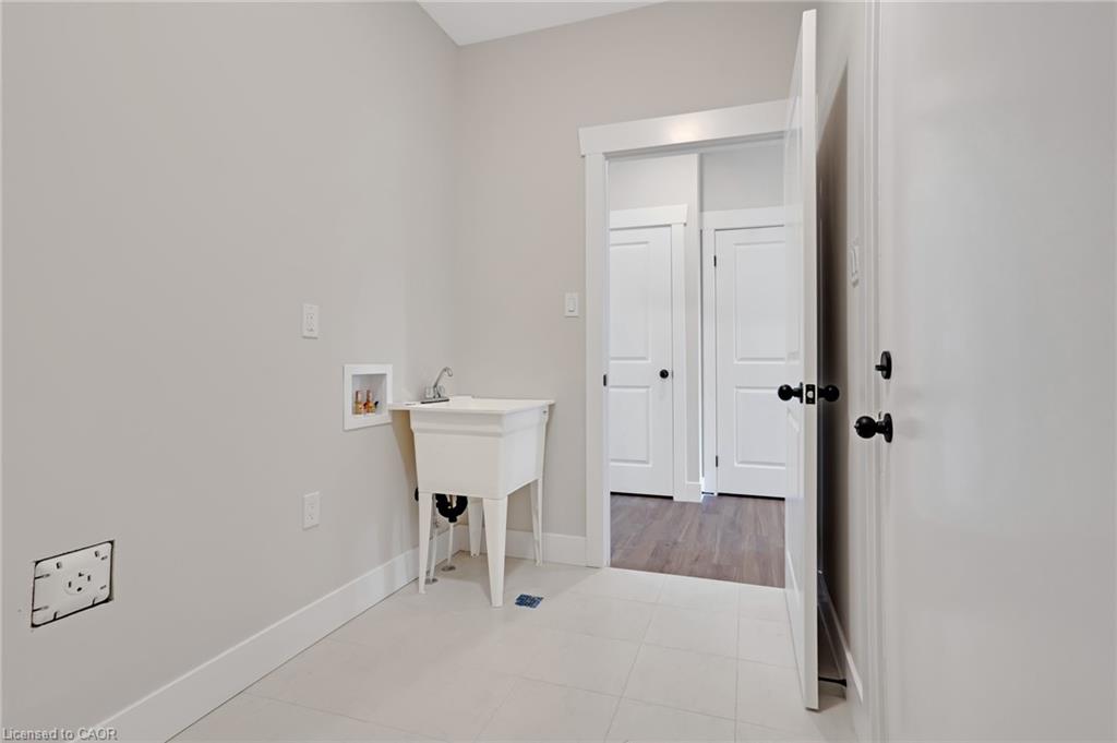 24 Moon Crescent Property Photo 9