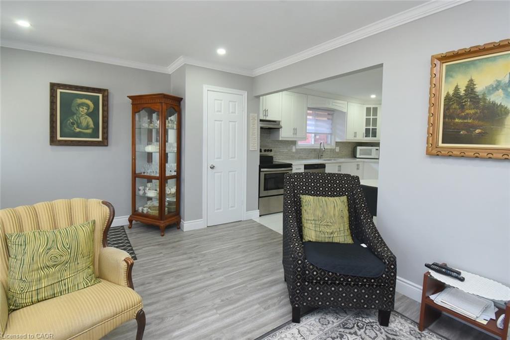 185 Rosslyn Avenue N Property Photo 3