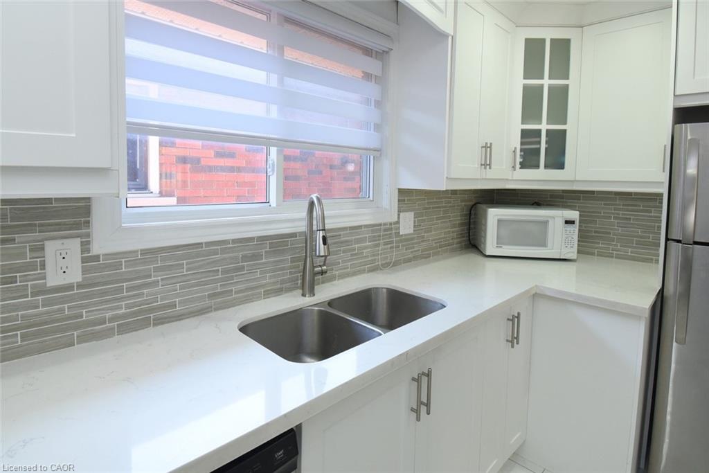 185 Rosslyn Avenue N Property Photo 9