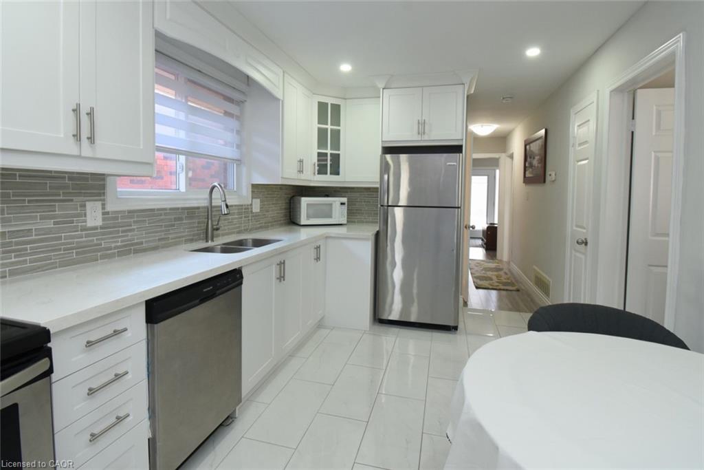 185 Rosslyn Avenue N Property Photo 10