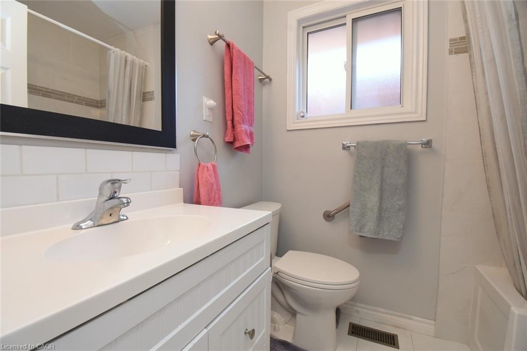 185 Rosslyn Avenue N Property Photo 17