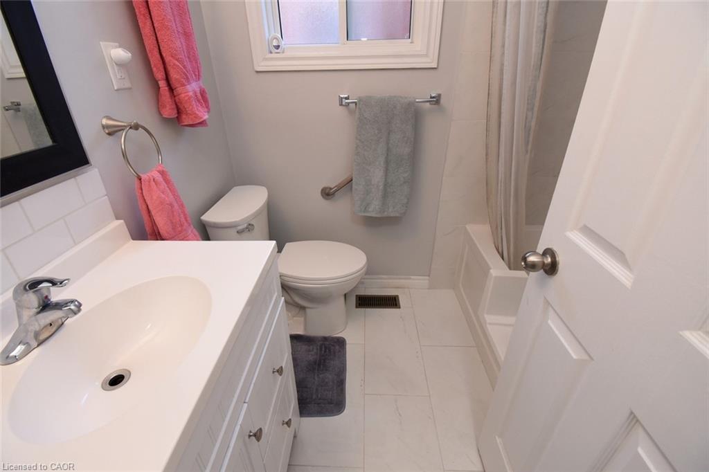 185 Rosslyn Avenue N Property Photo 18