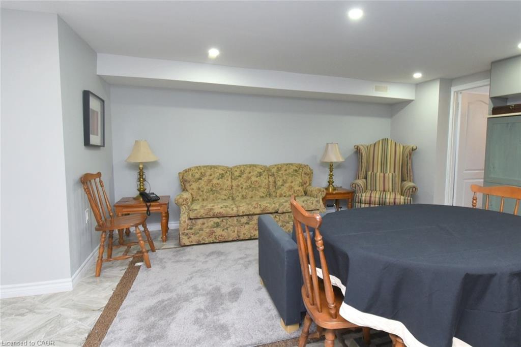 185 Rosslyn Avenue N Property Photo 20