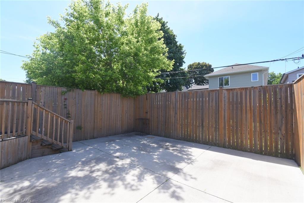 185 Rosslyn Avenue N Property Photo 31