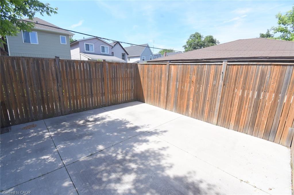 185 Rosslyn Avenue N Property Photo 32