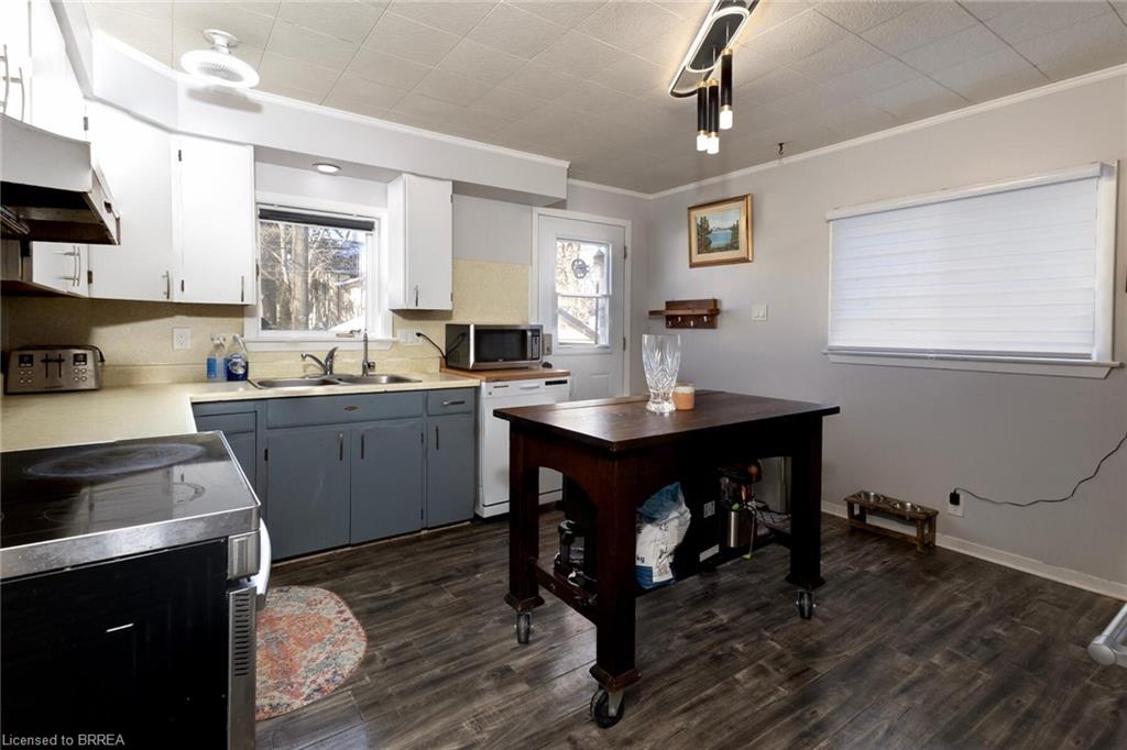 38 Mowat Street Property Photo 9