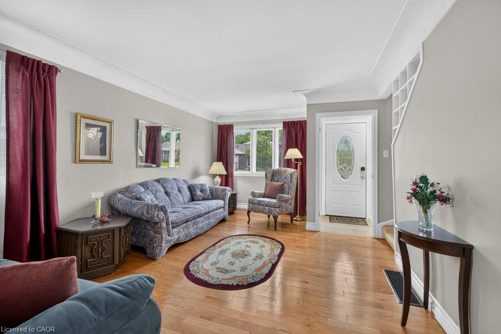 476 East 37th Street Property Photo 6
