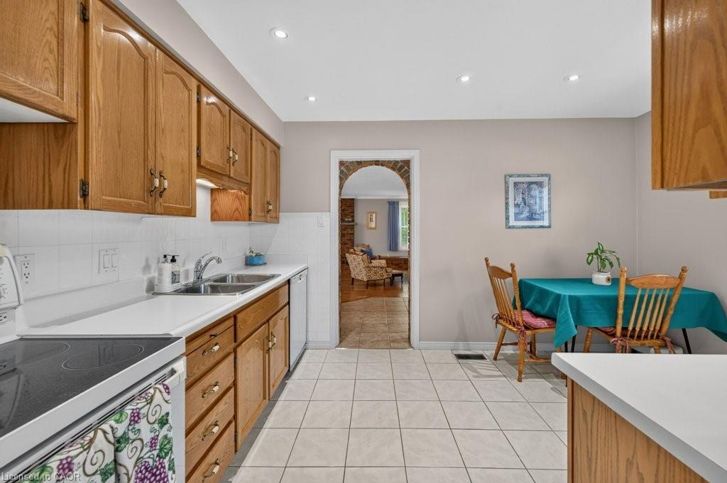 476 East 37th Street Property Photo 9