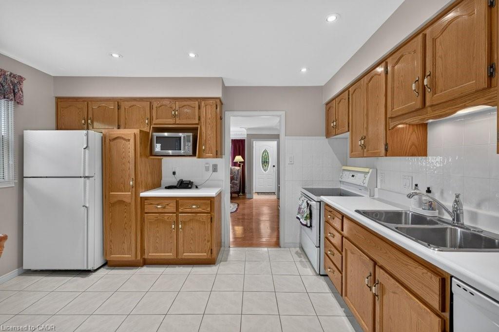 476 East 37th Street Property Photo 10