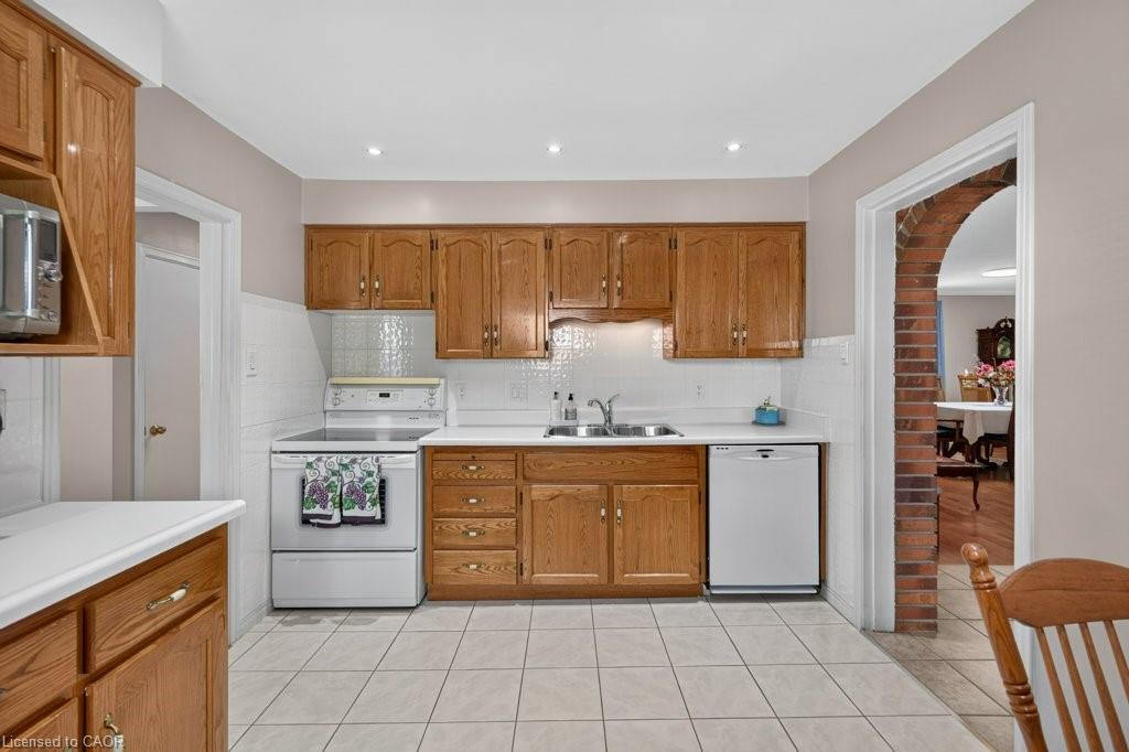 476 East 37th Street Property Photo 13