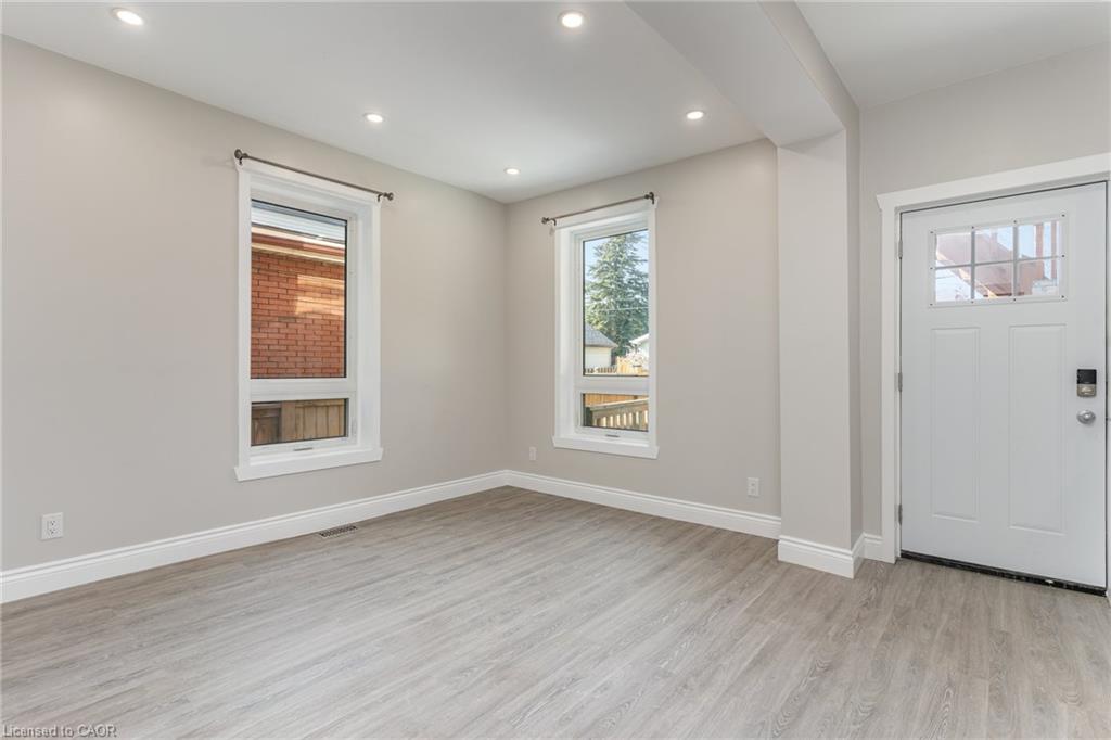 291 Emerald Street N Property Photo 4