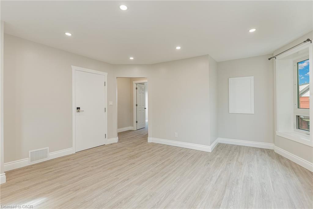 291 Emerald Street N Property Photo 4