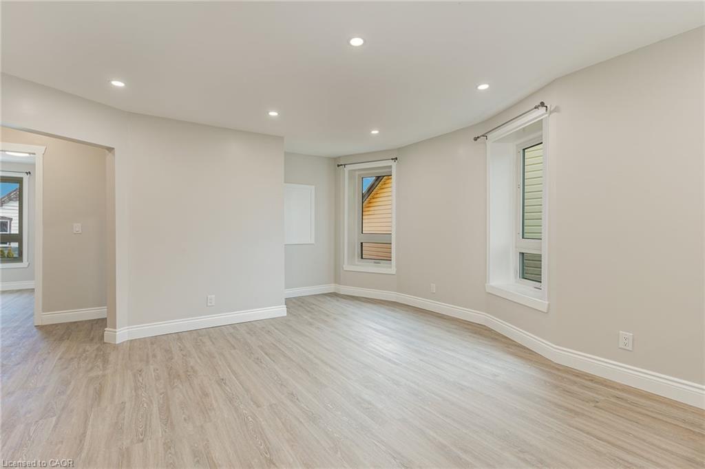 291 Emerald Street N Property Photo 5