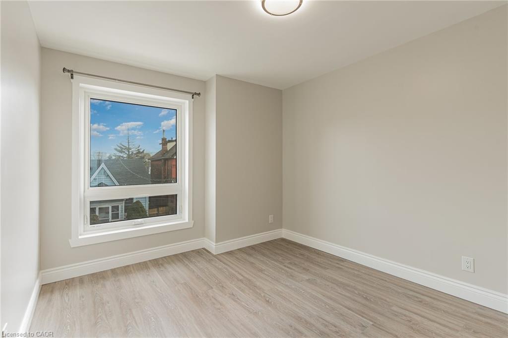 291 Emerald Street N Property Photo 11
