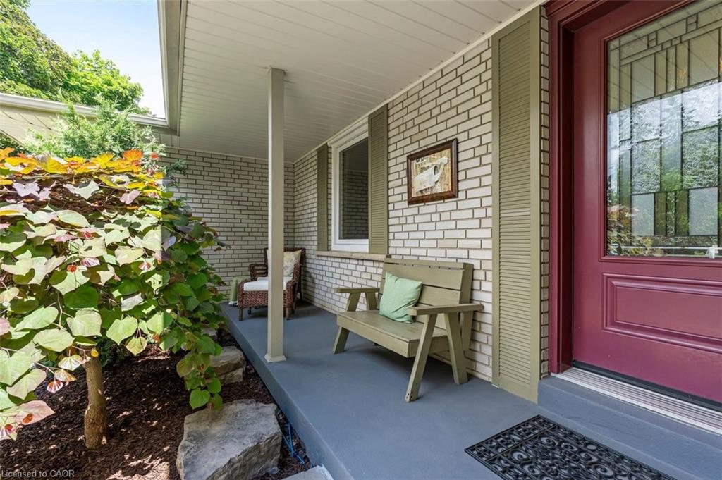 206 Elizabeth Street S Property Photo 4