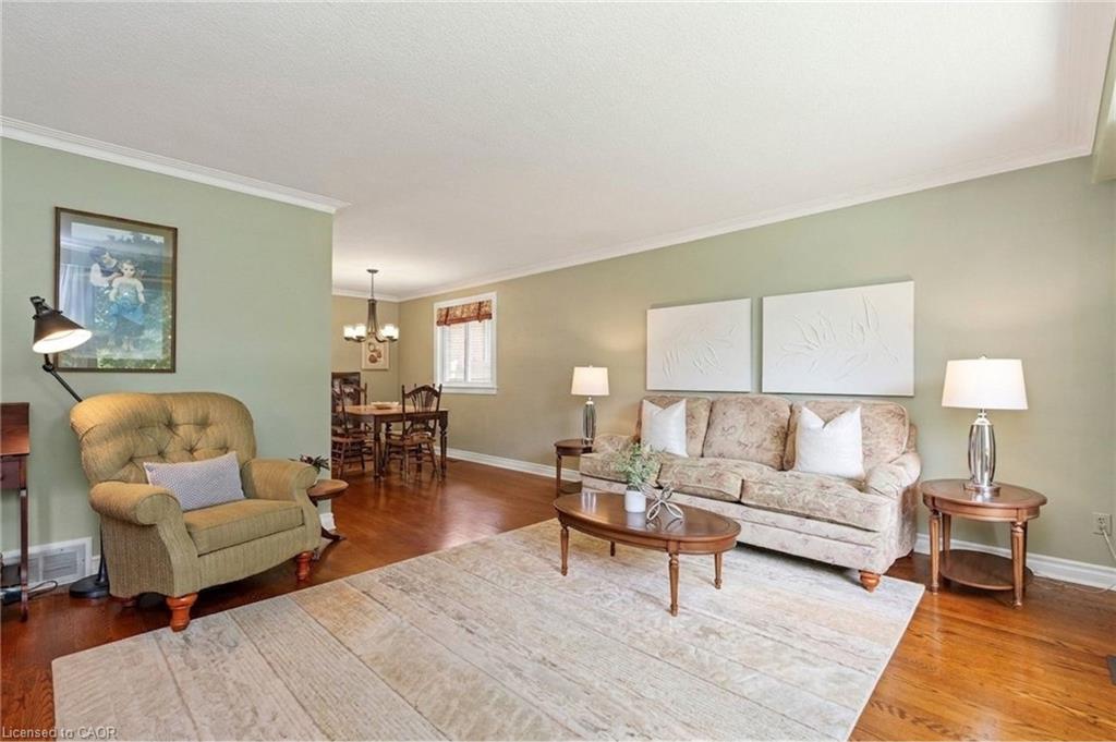 206 Elizabeth Street S Property Photo 8