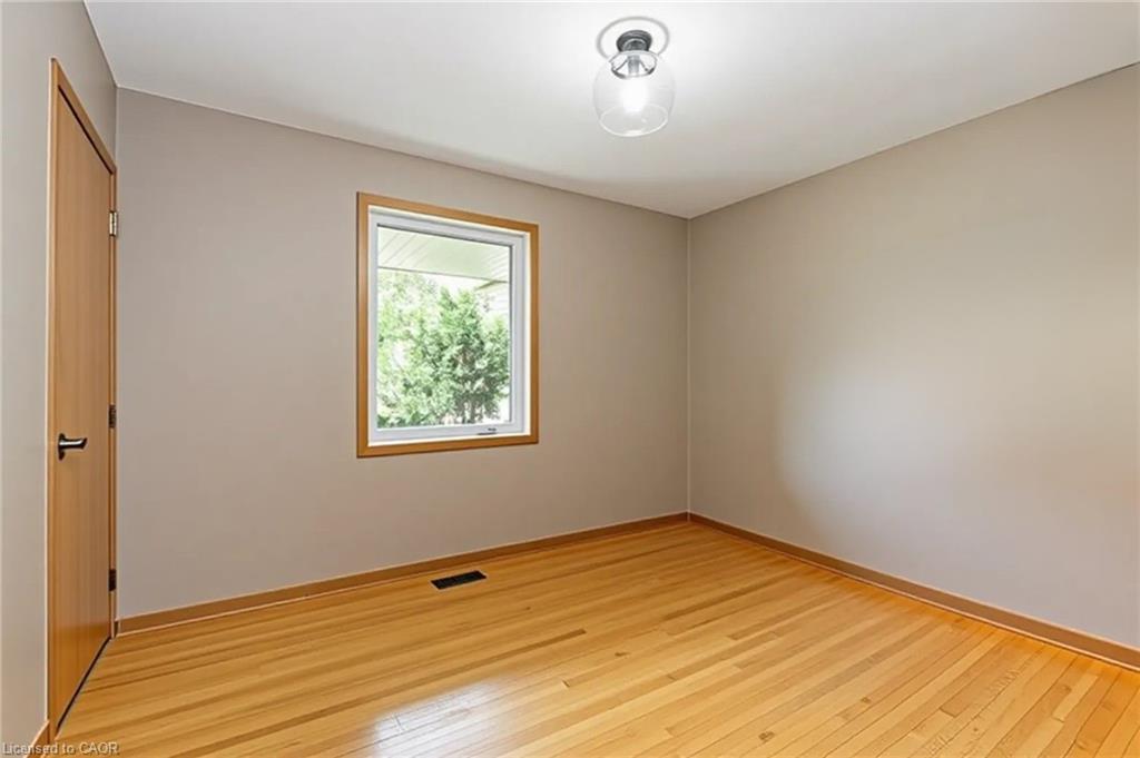 206 Elizabeth Street S Property Photo 22
