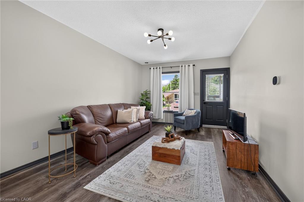 184 London Street N Property Photo 7
