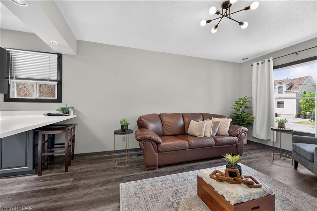 184 London Street N Property Photo 8