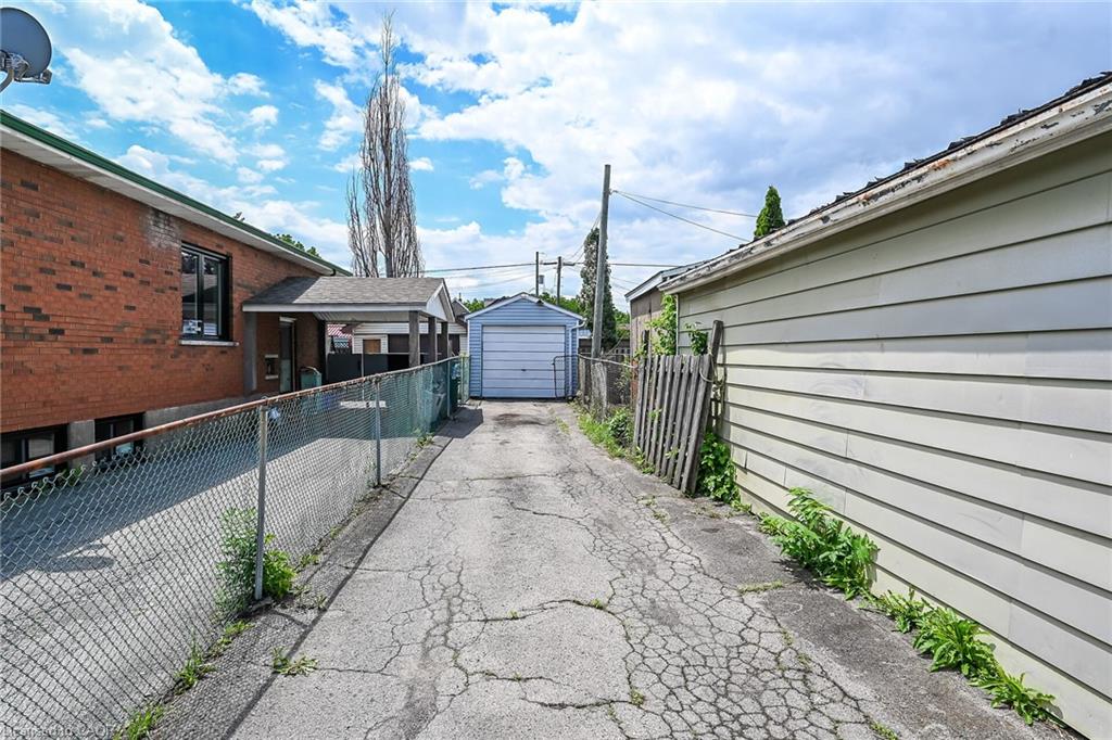 184 London Street N Property Photo 37