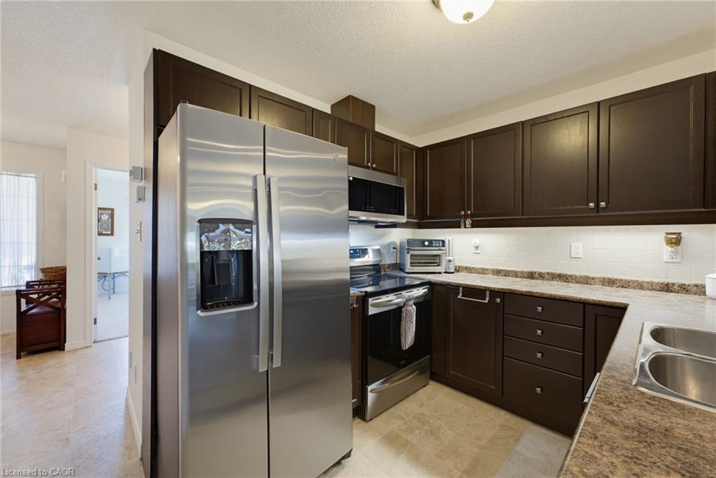 934 Zeller Crescent Property Photo 7