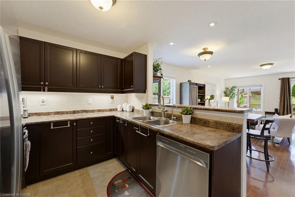 934 Zeller Crescent Property Photo 8