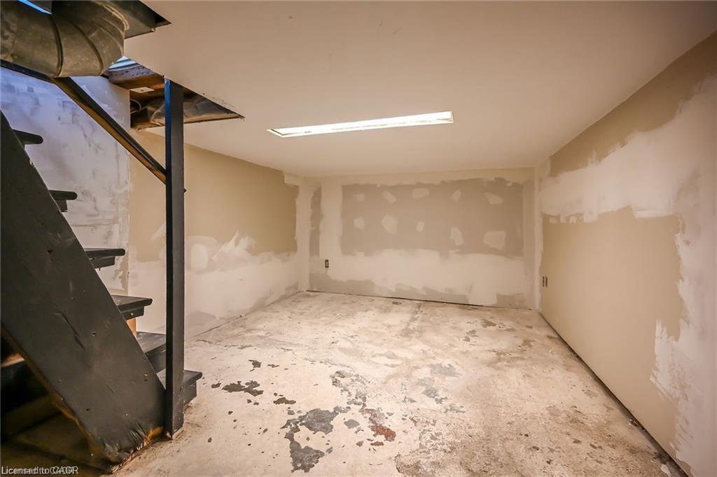 153 Ferrie Street E Property Photo 28