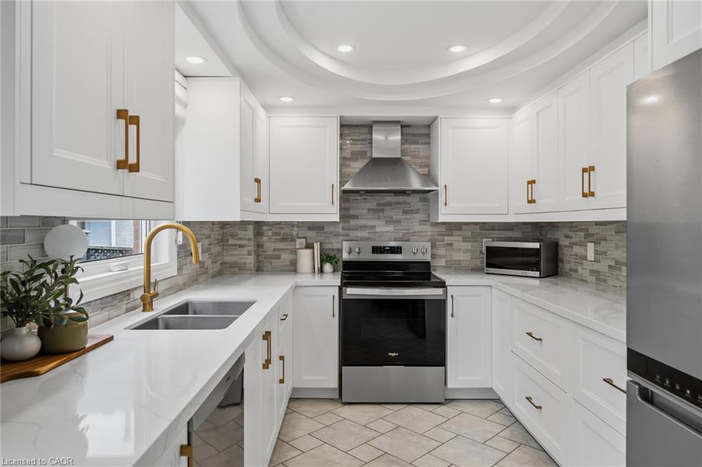 6144 Tenth Line W Property Photo 11