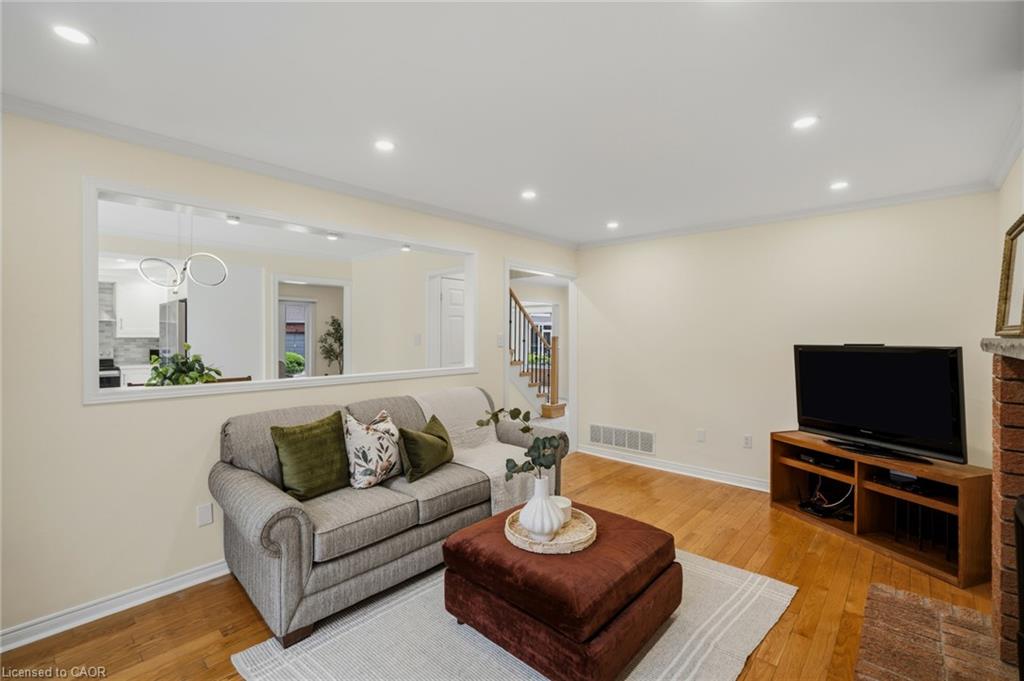 6144 Tenth Line W Property Photo 17