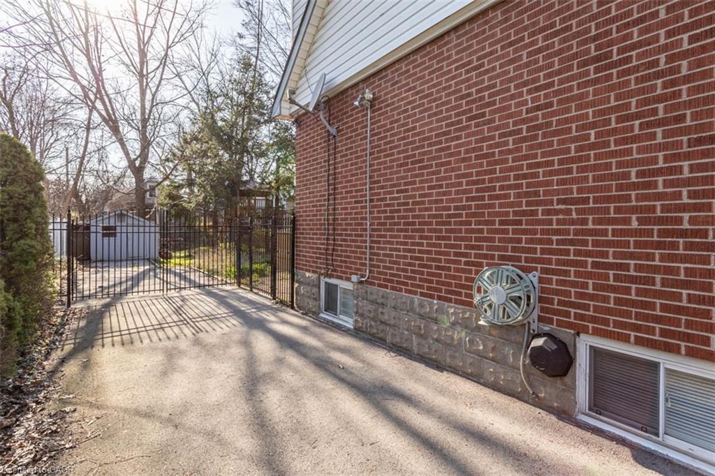 17 Thorndale Street N Property Photo 9