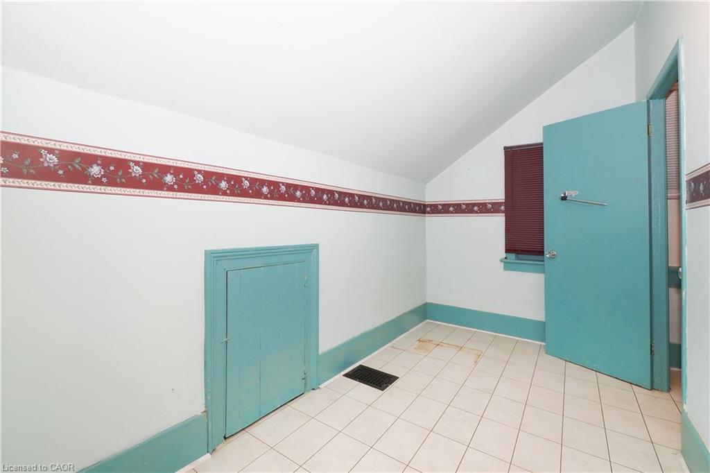731 King Street E Property Photo 31