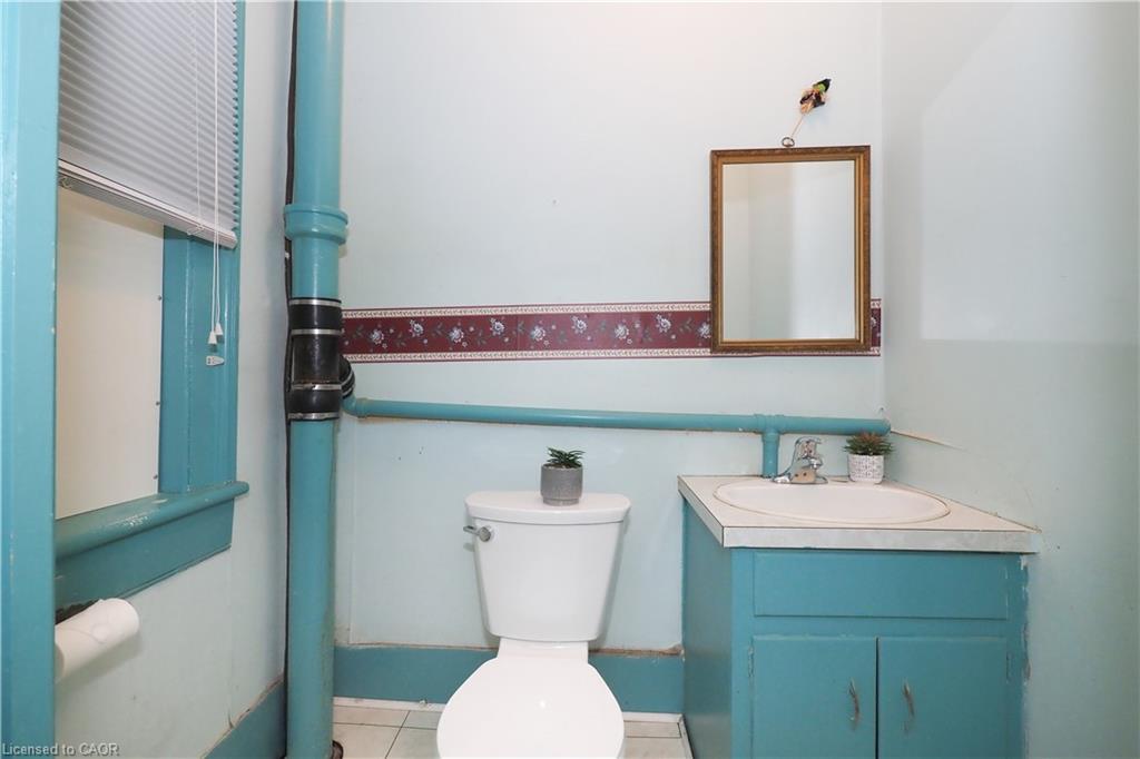 731 King Street E Property Photo 32
