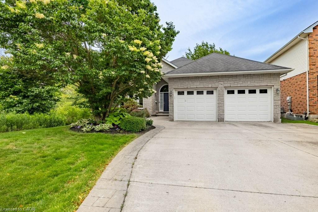 796 Springbank Avenue N Property Photo 1
