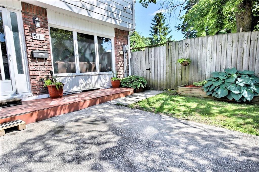 541 Parkview Crescent Property Photo 2