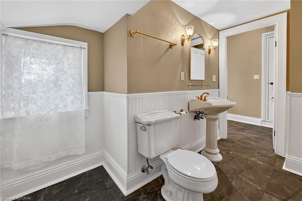 262 Main Street W Property Photo 31